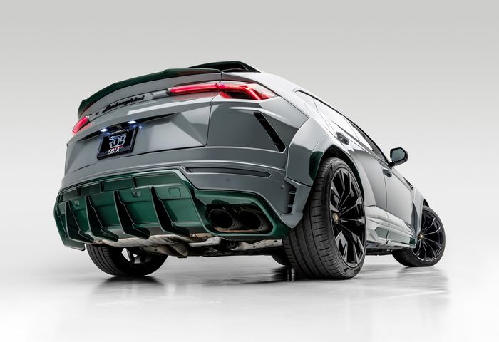 Tampilan belakang modifikasi Lamborghini Urus yang agresif