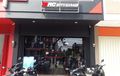 Penuh Barang Branded Buat Bikers! Yuk Lihat Apa Aja Isi Store RC Motogarage