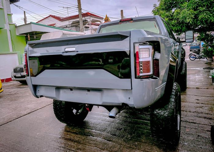 Tampilan belakang Mazda BT-50 juga mengadopsi gaya Ford F-150 Raptor