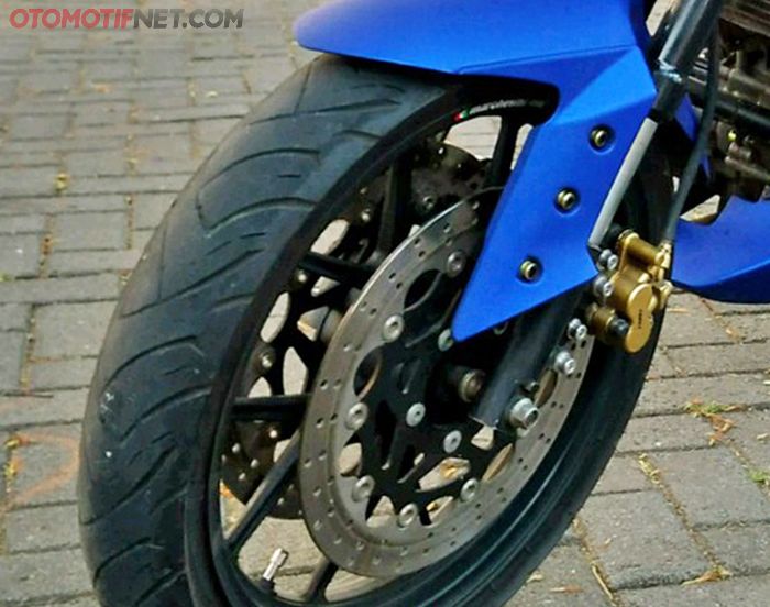 Rem depan dual disc brake, pakai kaliper Suzuki Thunder 