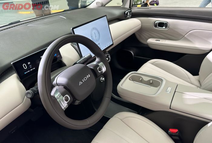 Area kemudi di isi head unit yang cukup besar, serta interface yang sudah digital. Di bagian setir juga sudah dilengkapi remote steering