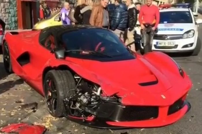La Ferrari, mobil yang dibuat 499 unit ini salah satunya ketahuan hancur