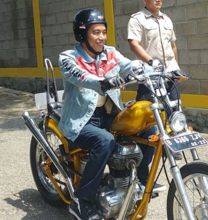 Gaya Jokowi dengan jaket dan helm uniknya saat turing