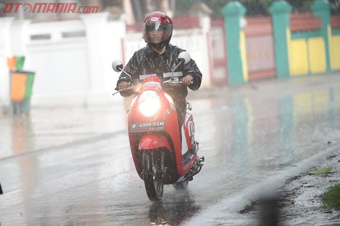 Ilustrasi berkendara motor saat hujan