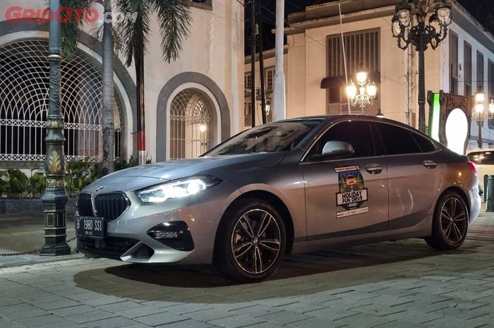 BMW 218i Gran Coupe peserta Holiday Fun Drive 2022 di Kota Lama Semarang, Jawa Tengah.