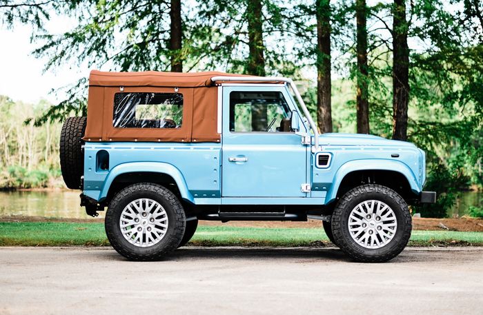 Land Rover Defender ini juga kena ubahan kaki-kaki