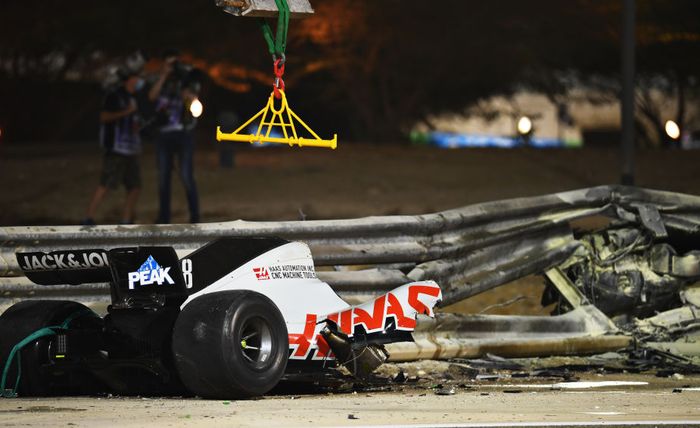 Saking kerasnya benturan, mobil Romain Grosjean terbelah jadi 2 di balapan F1 Bahrain