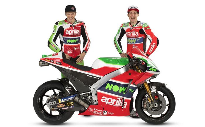 Scott Redding dan Aleix Espargaro berfoto dengan livery baru Aprilia