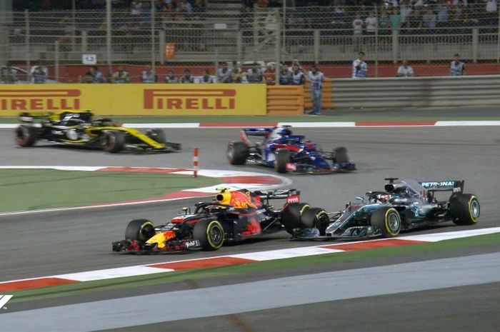 Lewis Hamilton merasa dirinya digiring keluar trek oleh  Max Verstappen pada lap kedua GP F1 Bahrain
