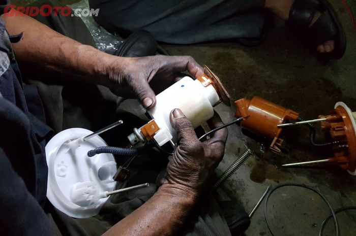 Cukup bersihkan filter bensin mobil atau harus ganti, begini kata bengkel.