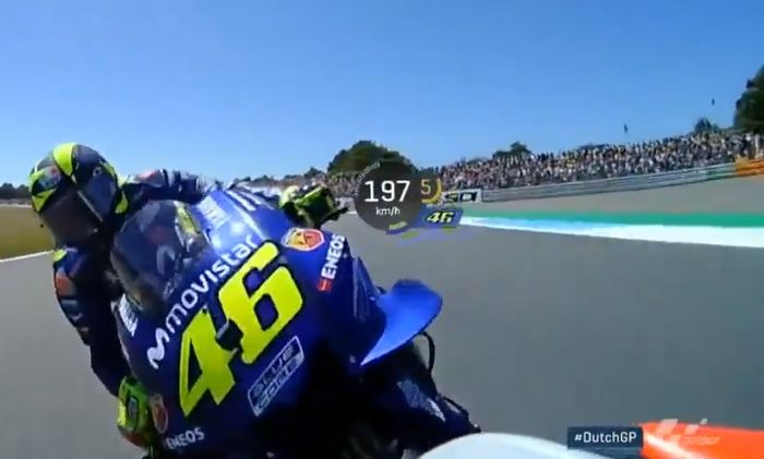 Detik-detik saat Valentino Rossi menabrak bagian belakang motor Jorge Lorenzo