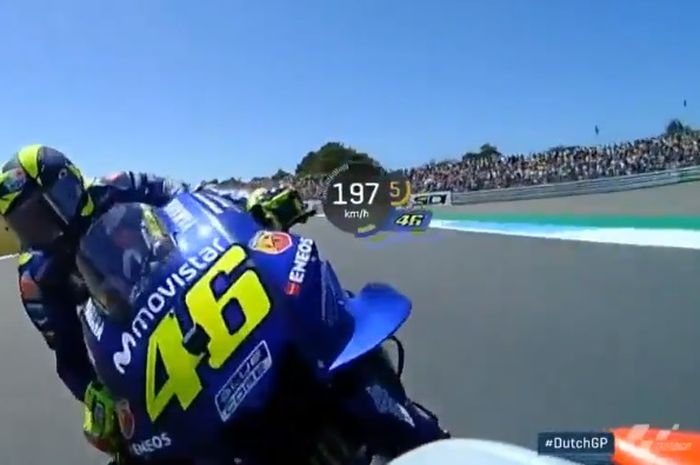 Detik-detik saat Valentino Rossi menabrak bagian belakang motor Jorge Lorenzo
