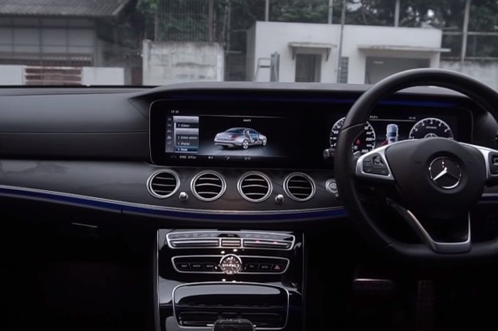 Interior Mercedes-Benz E 300 AMG Line lebih futuristis