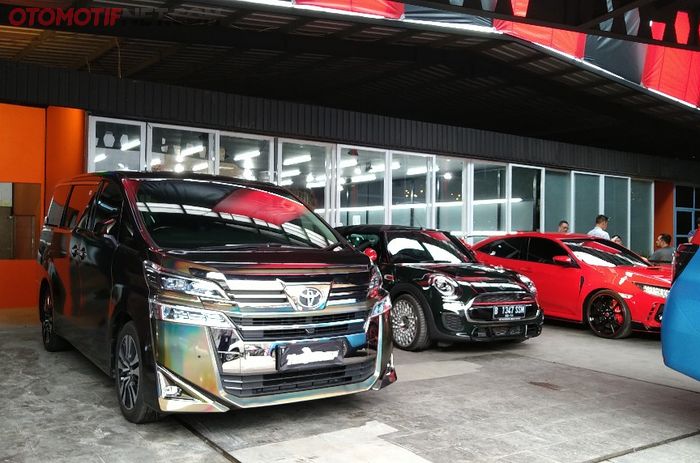 Teckwrap Indonesia biasa melayani permintaan pasang stiker pada mobil-mobil mewah