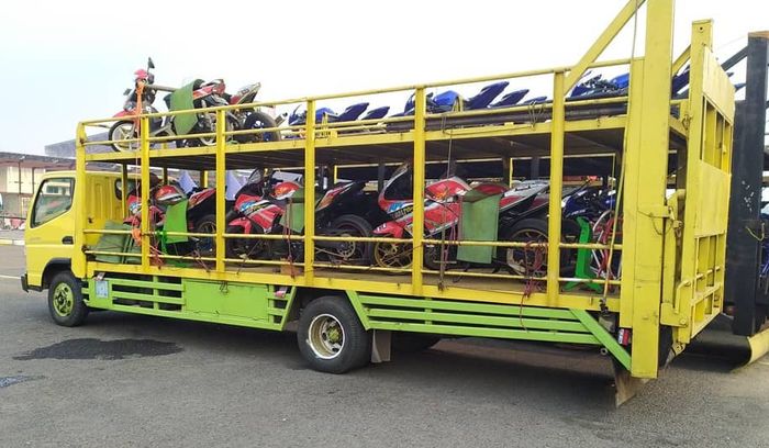 Truk yang dipakai YRFI Bali Racing Team membawa motor mereka dari Bali ke YSR 2019 ronde 2