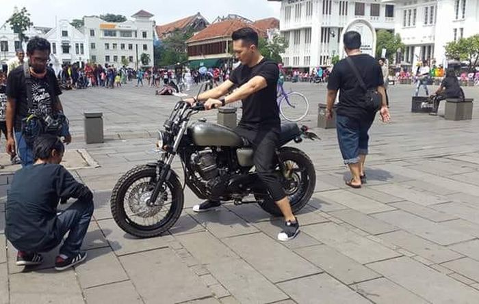 Demian tengah mengendarai Tiger Revo Javstyle karya PMS