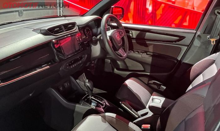 Ruang kabin Honda WR-V 2022, cuma dibekali transmisi CVT