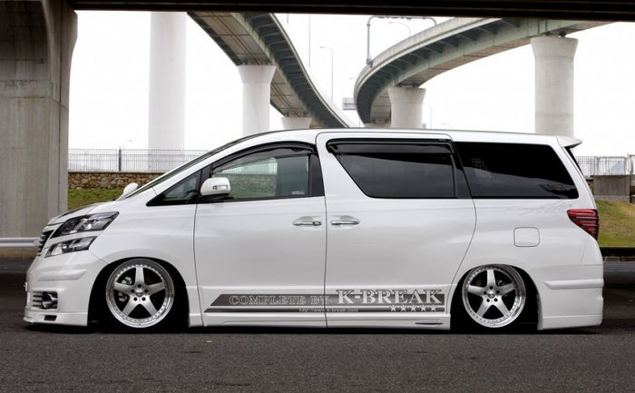 Modifikasi Toyota Vellfire lama ditopang kaki-kaki kandas dan pelek cantik