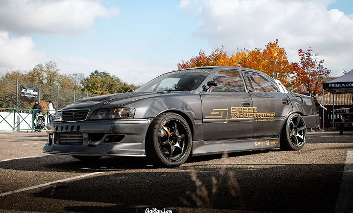 Modifikasi Toyota Chaser JZX100 jadi mobil balap drifting
