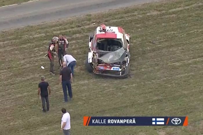 Mobil Toyota GR Yaris milik Kalle Rovanpera hancur setelah tergulis di SS2 Reli Belgia 2022 hari Jumat (19/8)