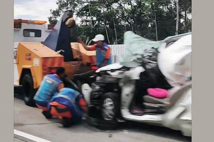 Suzuki Karimun Wagon R wajah terkoyak di Tol Semarang-Solo