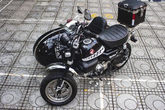 Makin asyik buat jalan-jalan kalau Honda Monkey pakai sespan begini