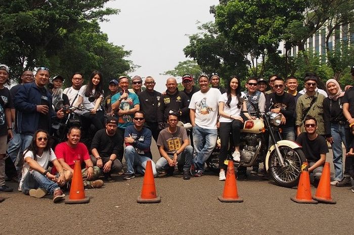 Para peserta yang mengikuti pelatihan safety riding Royal Enfield