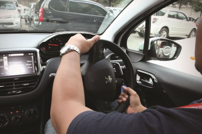 Perbandingan power steering hidraulik dan elektrik