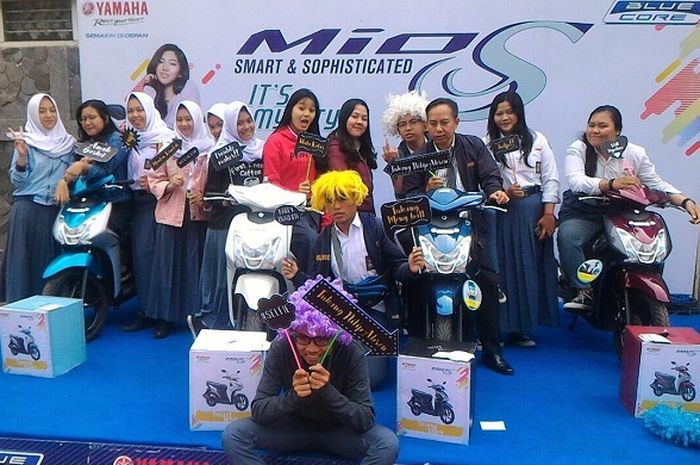 Yamaha Indonesia melakukan polling terkait warna favorit motor di kalangan siswa-siswi SMA dan SMK di Bandung
