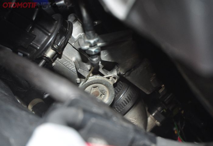 Throttle body Vario 125 diganti pakai milik Honda CBR150R yang berdiameter 30 mm