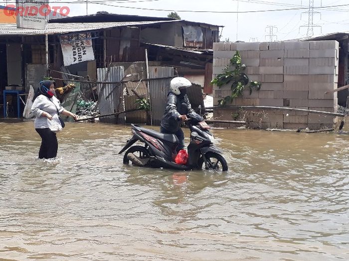 Banyak kendaraan yang mogok akibat nekat menerobos banjir