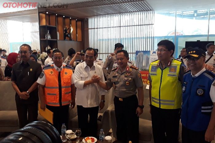 Kapolri Jenderal Pol Tito Karnavian bersama Menteri Perhubungan Budi Karya saat meresmikan 3 kebijak