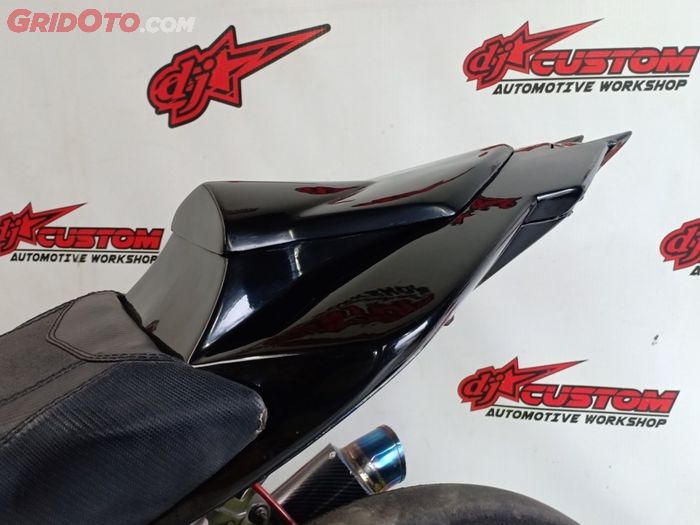 Area  belakang rangkanya disesuaikan dengan ukuran body custom. Biar makin mirip BMW S1000RR.