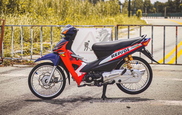 Bodi-bodinya dibalut livery Repsol Honda