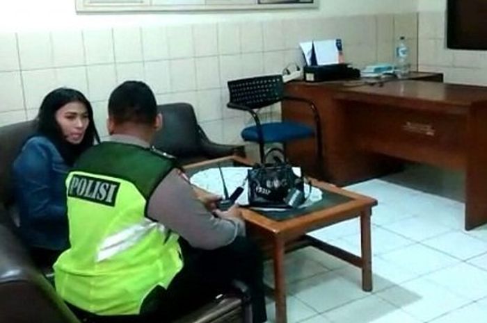 Wanita yang diduga mabuk tabrak pengemudi ojek online.