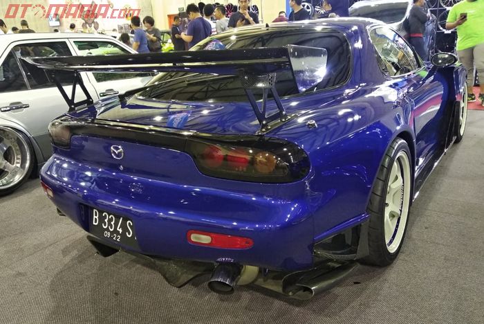 Sayap dan diffuser berbahan serat karbon