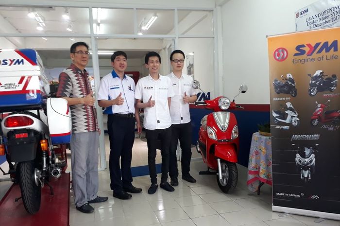 Wiliyanto, Managing Direktur SYM Motor Indonesia (kedua sebelah kiri) beserta jajaran meresmikan dea