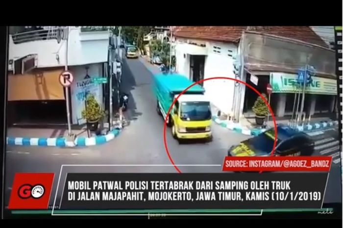 Detik-detik kecelakaan terekam di CCTV