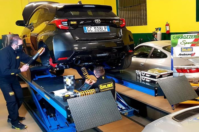 Toyota GR Yaris tengah dipasangi coilover terbaru keluaran Ohlins