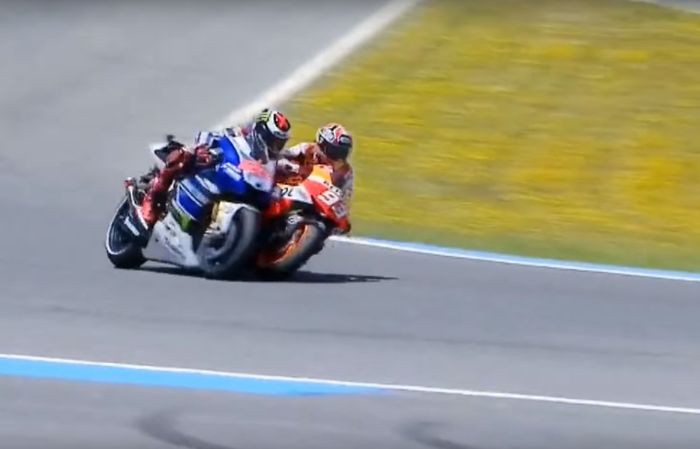 Marc Marquez saat berduel dengan Jorge Lorenzo di Jerez 2013