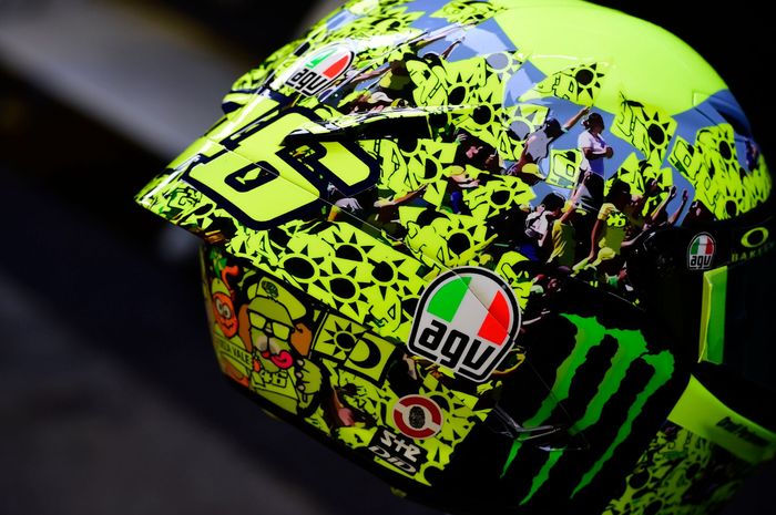 Helm livery unik yang dipakai Valentino Rossi di MotoGP Emilia Romagna 2021 ini sudah menjadi milik penggemarnya, Michele Quirini
