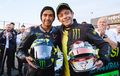 Valentino Rossi Kasih Kode, Pengin Satu Tim Dengan Lewis Hamilton di Formula 1!