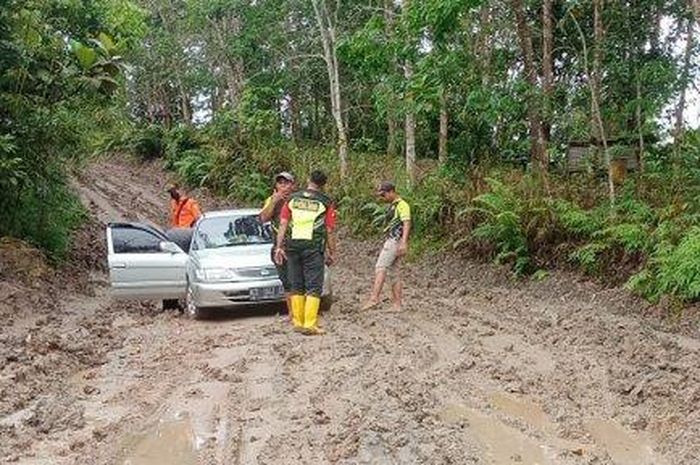 Toyota Soluna disesatkan Google Maps di jalan berlumpur tengah Hutan Muara Badak, Kutai Kartanegara, Kalimantan Timur