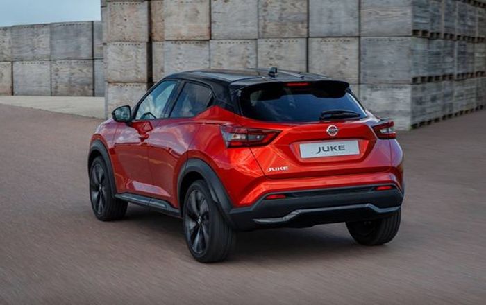 Desain buritan juga berubah dengan stoplamp Bumerang yang ditanggalkan