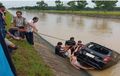 Baru Tiga Minggu Keluar Dealer, Daihatsu Sigra Mengapung di Sungai, Pengemudi Terjebak