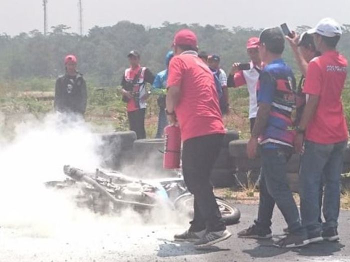 Panitia sempat kesulitan memadamkan api