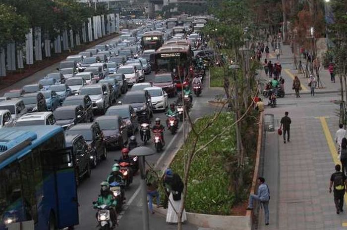 Kemacetan saat bubaran kantor kerap terjadi di Sudirman