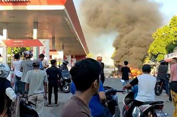 Detik-detik Isuzu Panther terbakar hebat di SPBU Batoh, Luengbata, Banda Aceh, Aceh karena salah diisi Pertalite