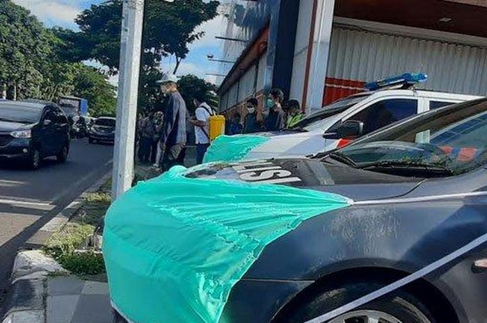 Mitsubishi Lancer EX dinas Sabhara Polsek Sukolilo, Surabaya, Jatim dikeruduingi masker sebagai simbol ajakan ke warganya agar memakai masker