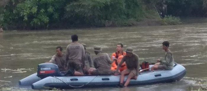 Pasukan Yon Taifib saat evakuasi korban Toyota Avanza tercebur ke sungai Brantas